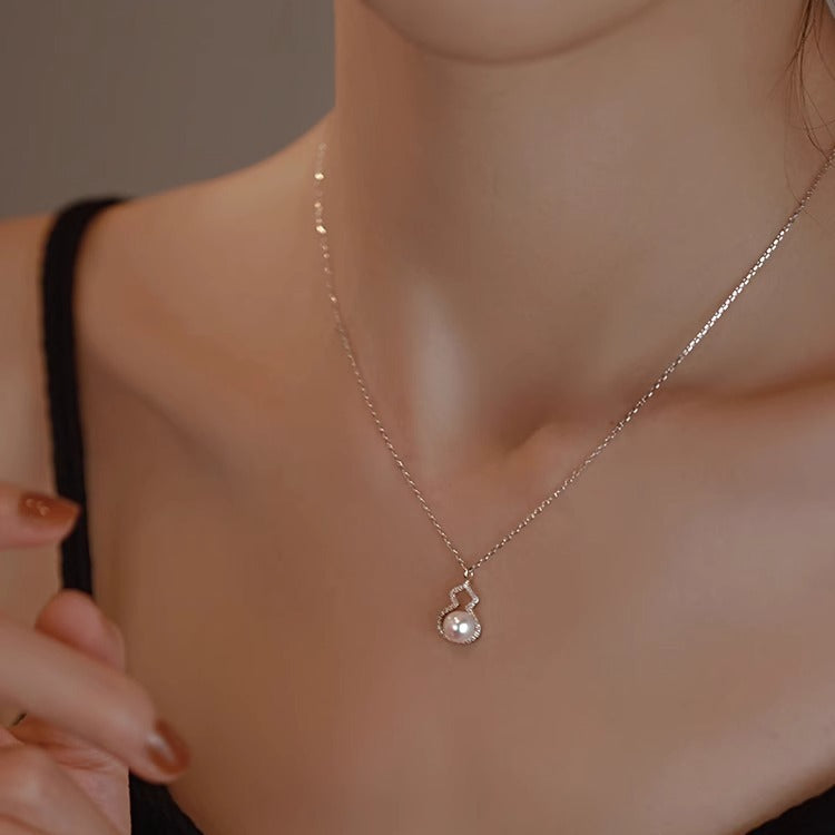 Women's Small Calabash Light Luxury High-grade Design Necklaces